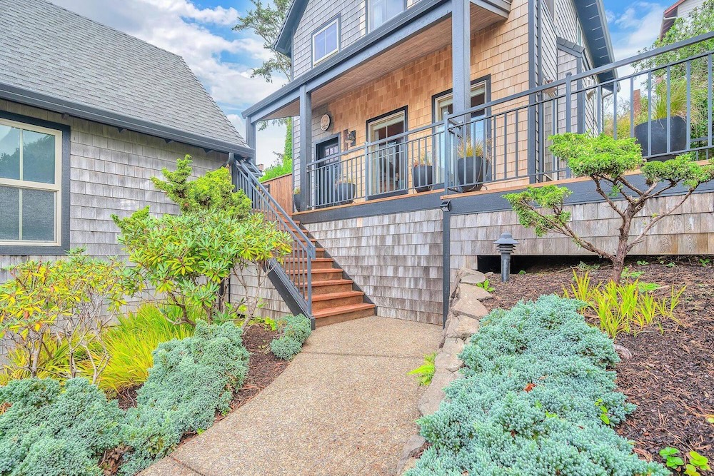 Sandy Feet Cottage - Lincoln City Vacation Rentals